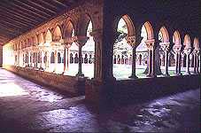 � 16 Km de MOISSAC, photo du clo�tre par P. PLOQUIN et F. PEURIOT