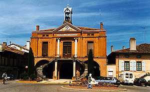 LAFRANCAISE, vous nous trouverez � 100 m�tres � droite de la mairie.