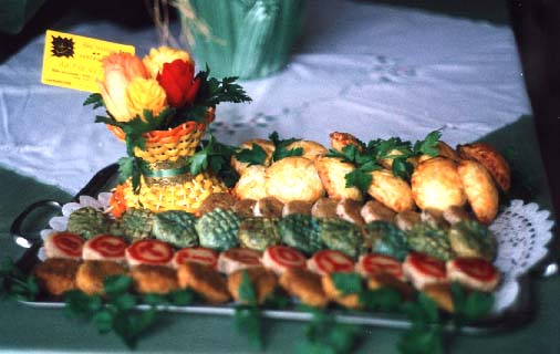 Plateau de canap�s avec un bouquet de zestes d ' agrumes tress�s et de roses en pommes de terre.