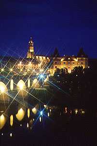 � 16 Km de MONTAUBAN Photo de P. PLOQUIN et F. PEURIOT (le pont vieux le mus�e INGRES l'�glise St JACQUES de nuit
